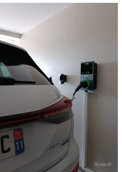 Borne de recharge Autel installée par SYSUR dans un garage avec un véhicule électrique