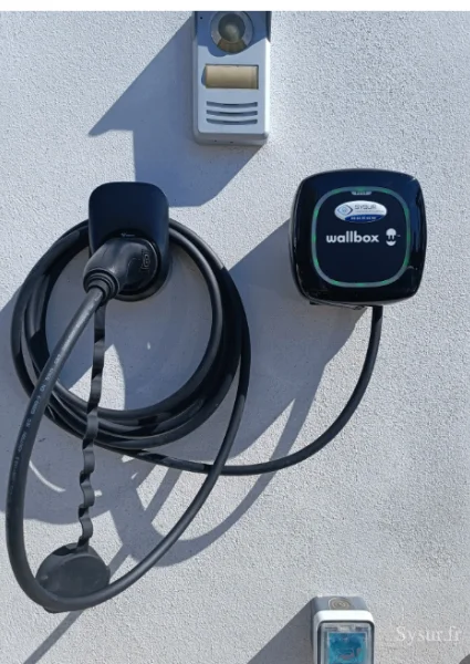 Borne Wallbox et support de câble installés en extérieur par SYSUR