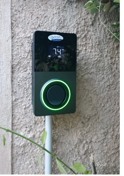 Borne de recharge Autel 7,4 kW mise en service sur une façade extérieure