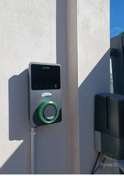 Borne de recharge Autel posée en extérieur par SYSUR dans l'Hérault