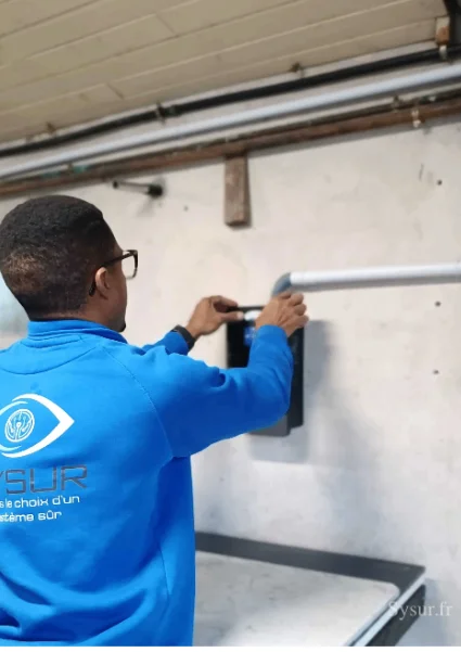 Électricien SYSUR pendant la pose d'une borne de recharge Autel pour véhicule électrique