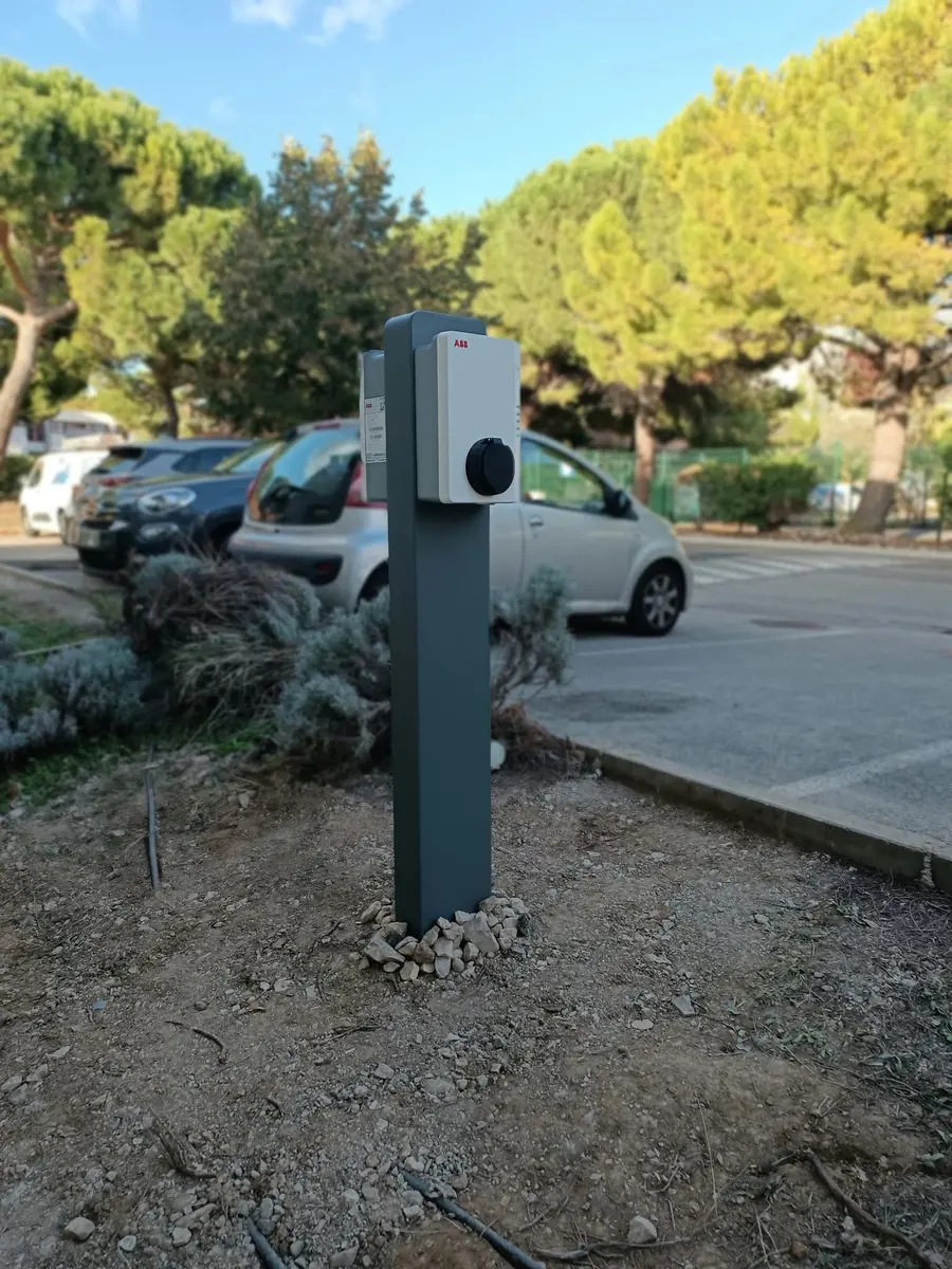 Borne de recharge ABB installée sur pied pour un parking par SYSUR
