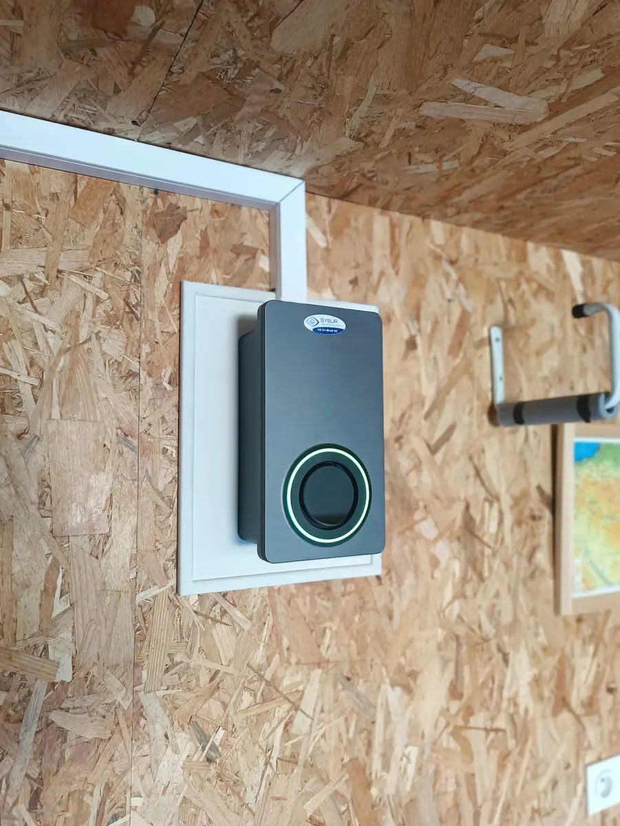 Borne de recharge Autel murale installée proprement par SYSUR dans un garage à ossature bois