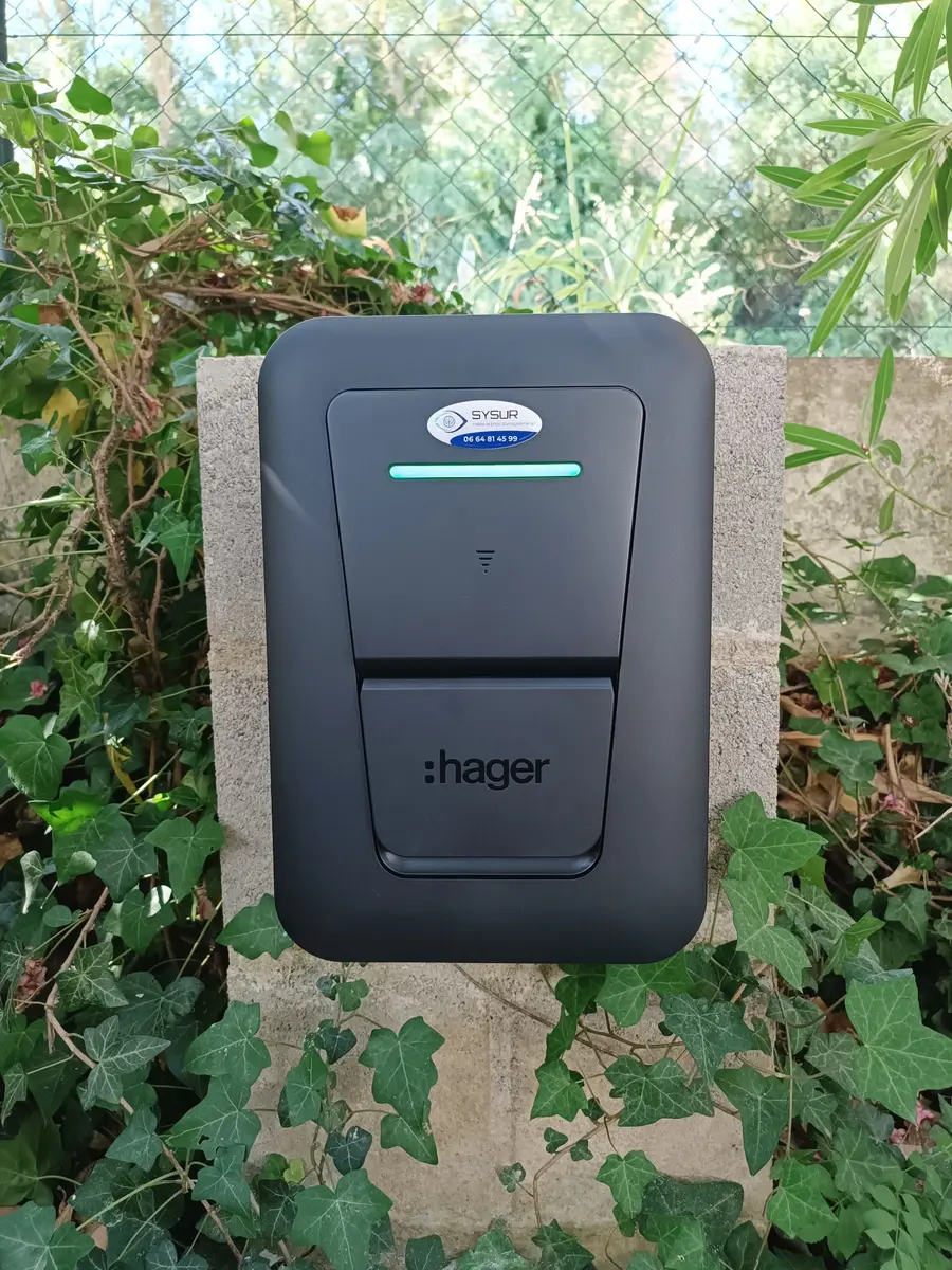 Borne de recharge Hager installée par SYSUR sur un support extérieur entouré de végétation