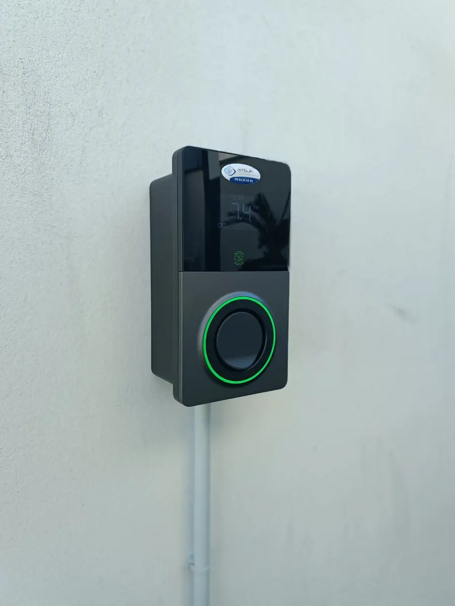 Borne de recharge Autel pour voiture électrique posée sur un mur extérieur par SYSUR