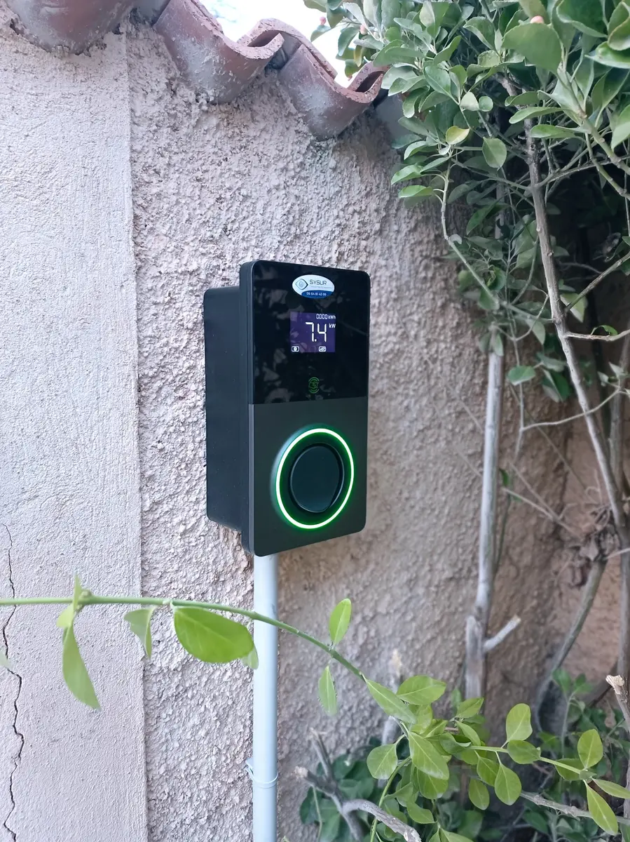 Borne de recharge Autel pour véhicule électrique installée par SYSUR sur un mur extérieur près du jardin
