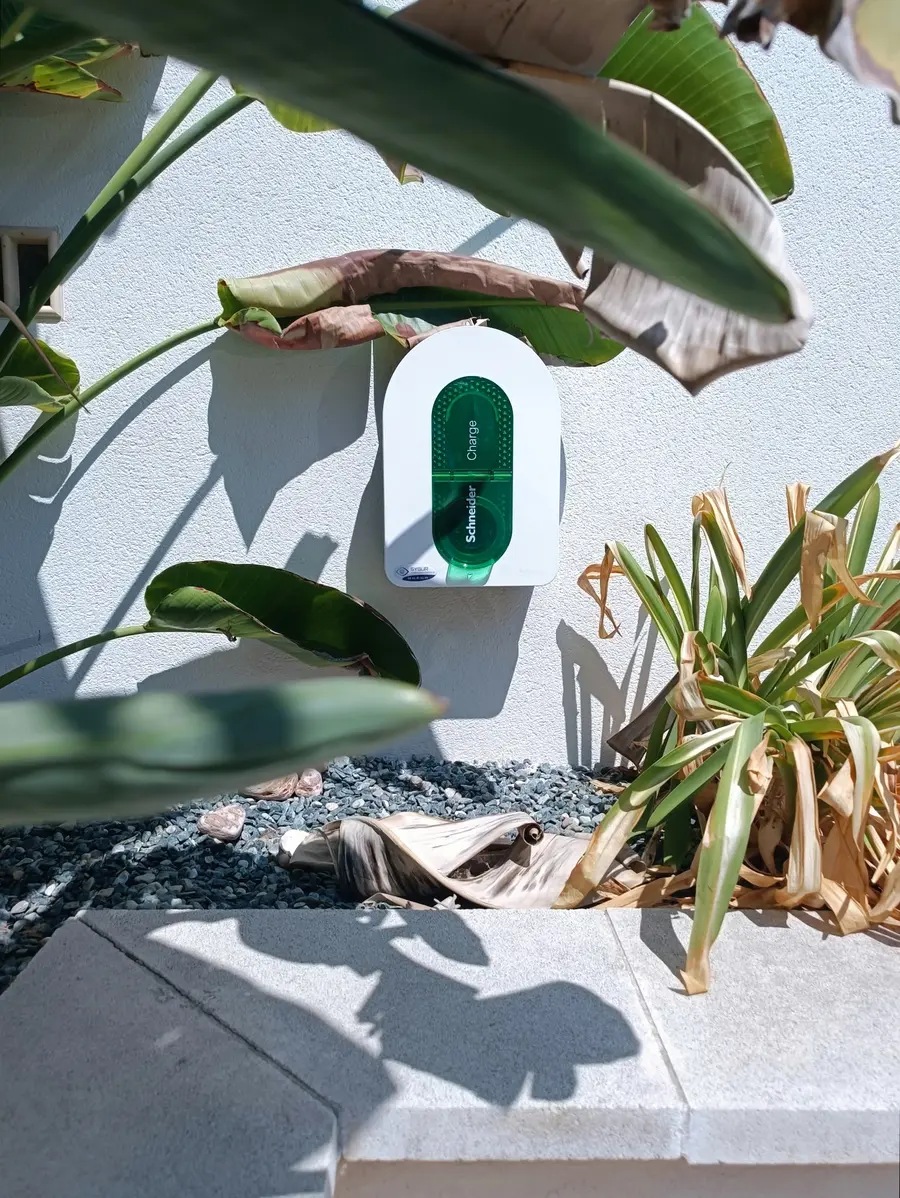 Borne de recharge Schneider Charge installée en extérieur par SYSUR