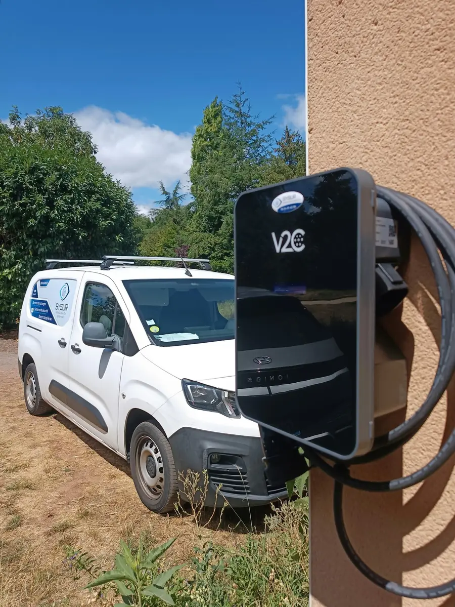 Borne de recharge V2C avec câble intégré installée par SYSUR