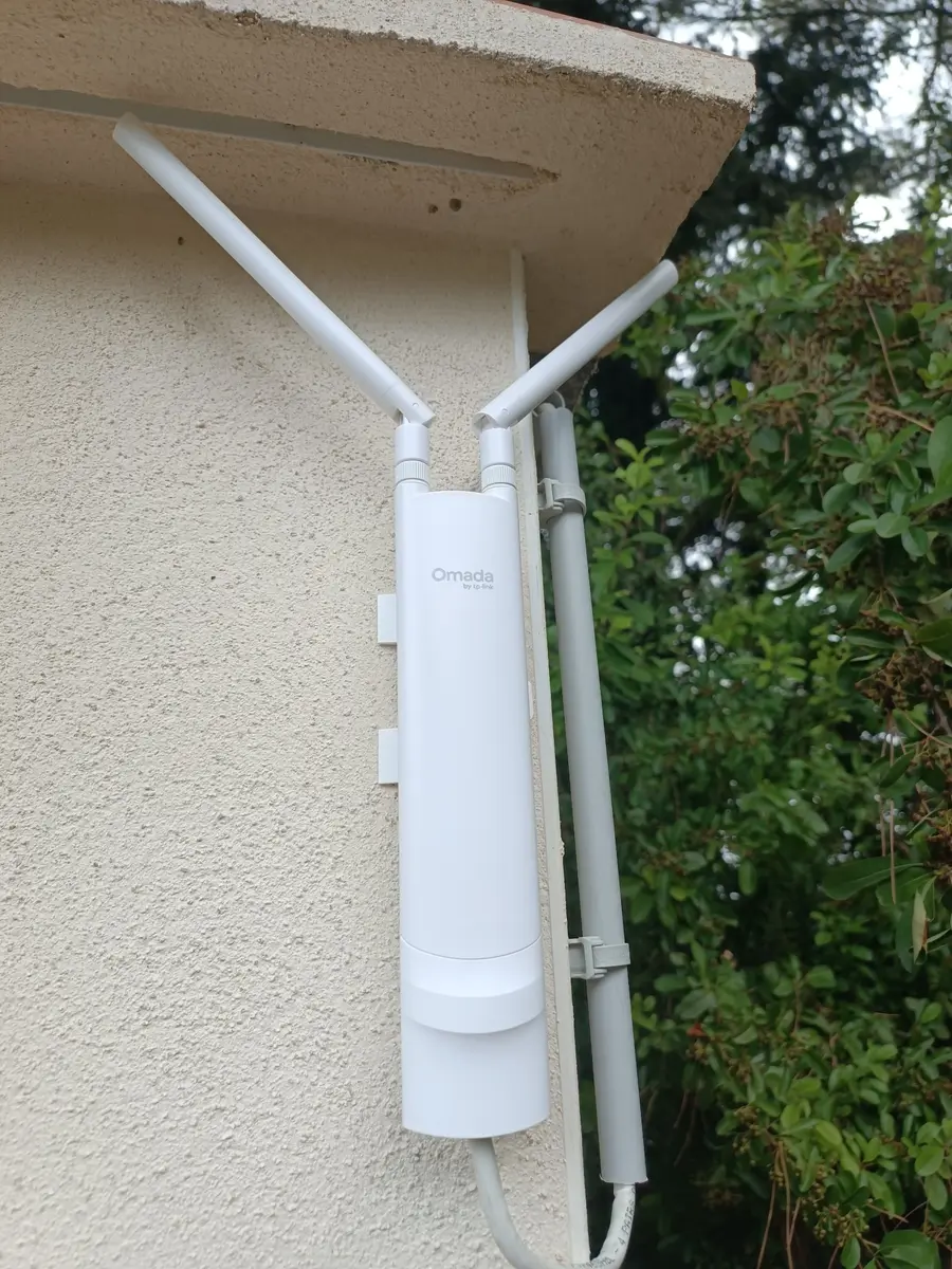 Borne Wi-Fi extérieure TP-Link Omada installée et câblée par SYSUR