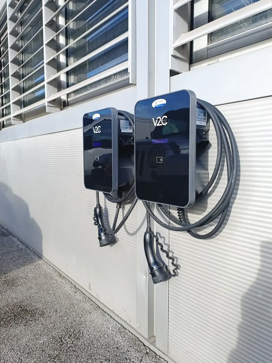 Double installation de bornes de recharge V2C avec câbles intégrés pour véhicules électriques