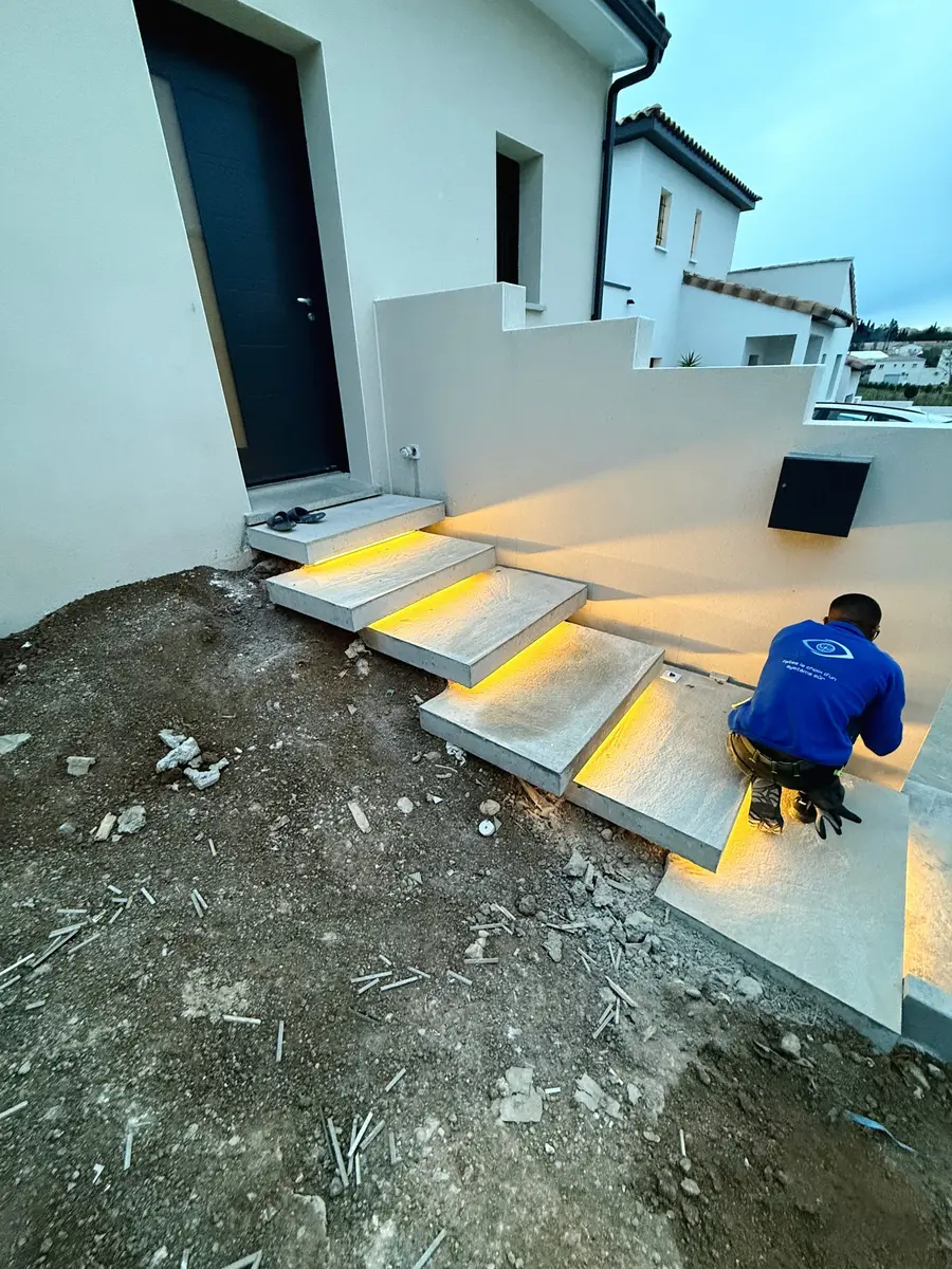 Installation par SYSUR d'un éclairage LED intégré aux marches d'un escalier extérieur