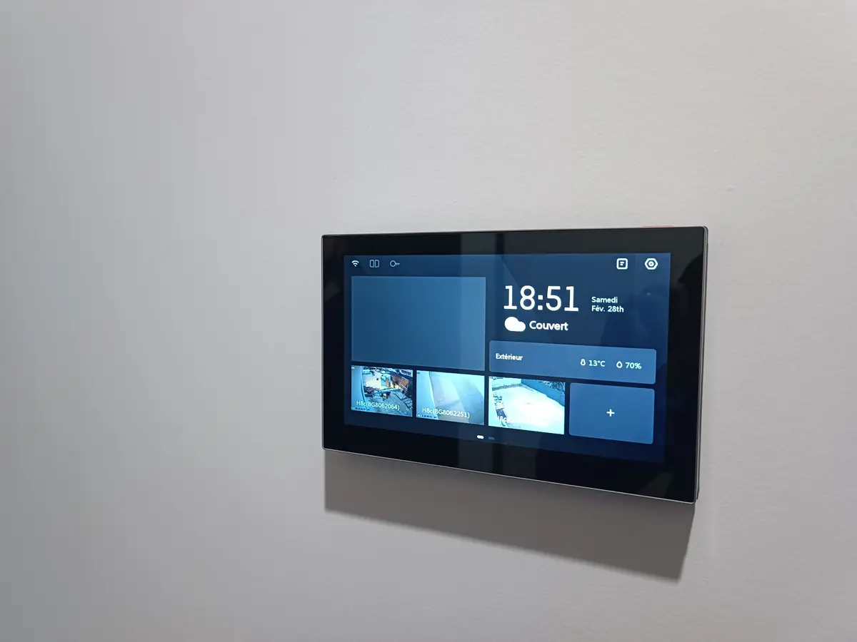Écran tactile mural installé par SYSUR pour la domotique, la vidéosurveillance et le contrôle d'accès
