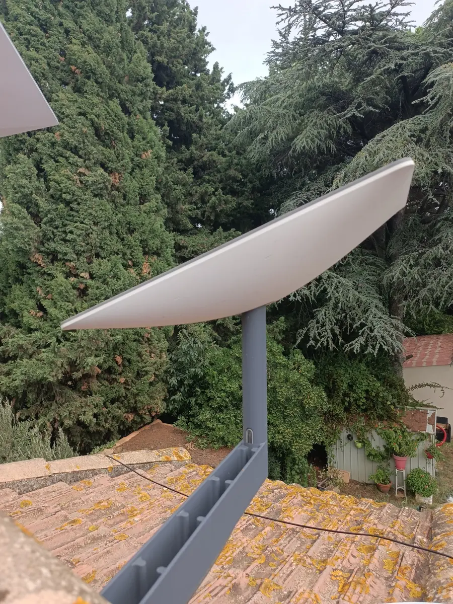 Antenne Starlink installée par SYSUR pour apporter Internet sur un site sans fibre
