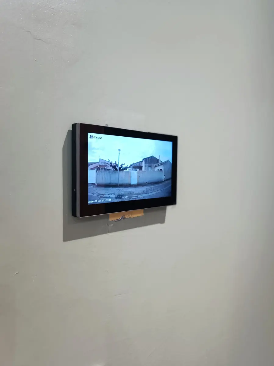 Moniteur mural de visiophone affichant la caméra extérieure d'une habitation