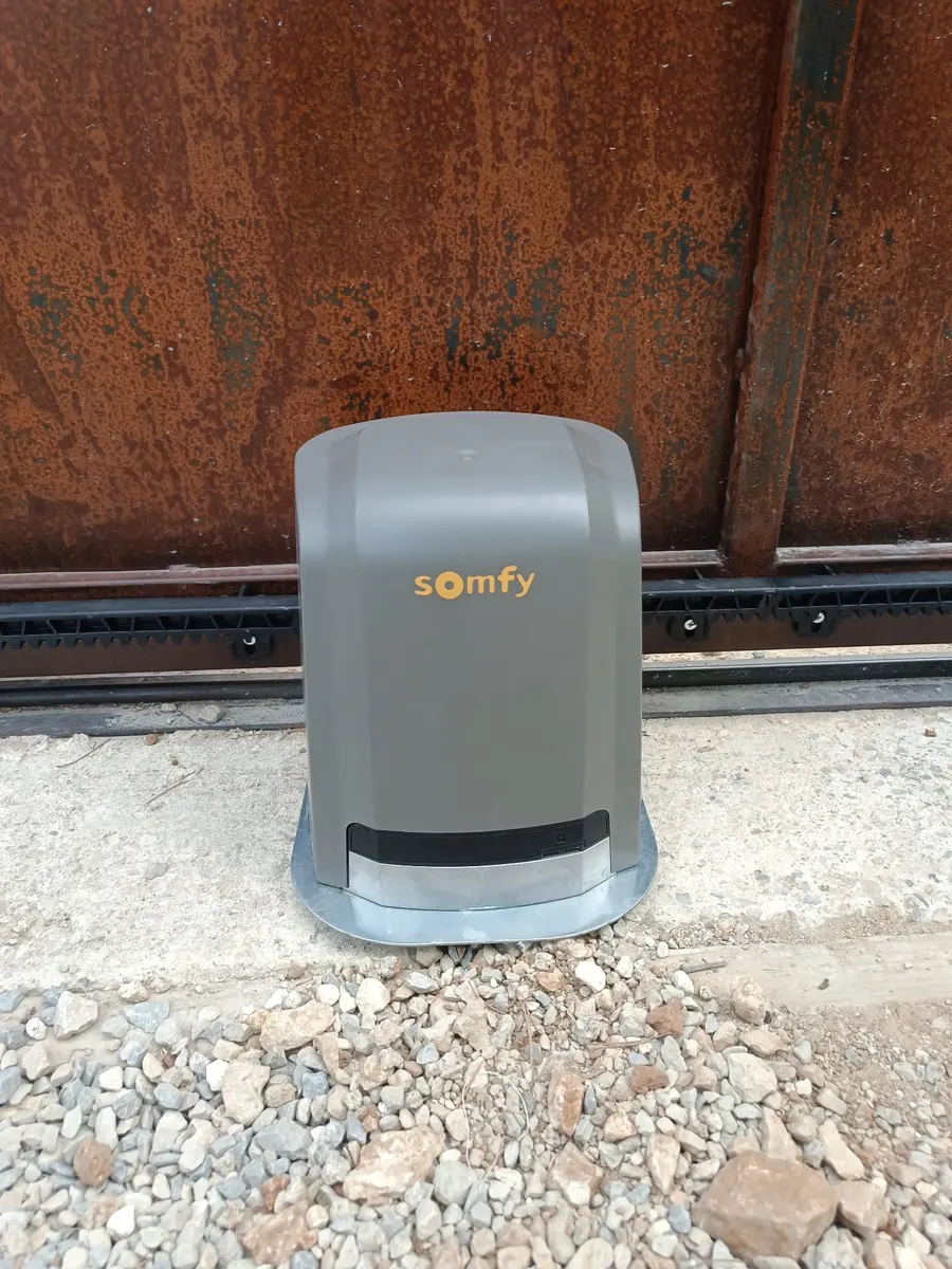 Moteur Somfy installé par SYSUR sur un portail coulissant