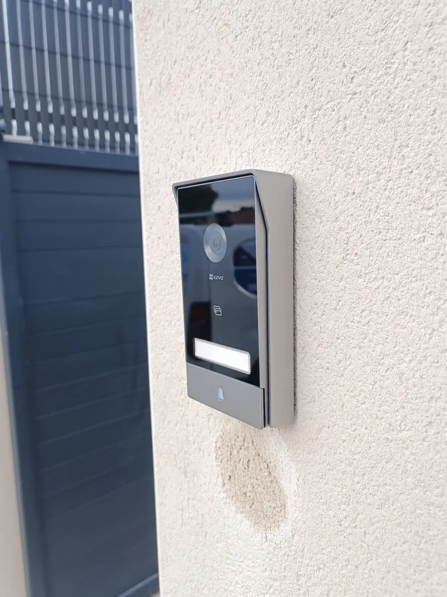 Platine de visiophone avec caméra installée par SYSUR à l'entrée d'une maison