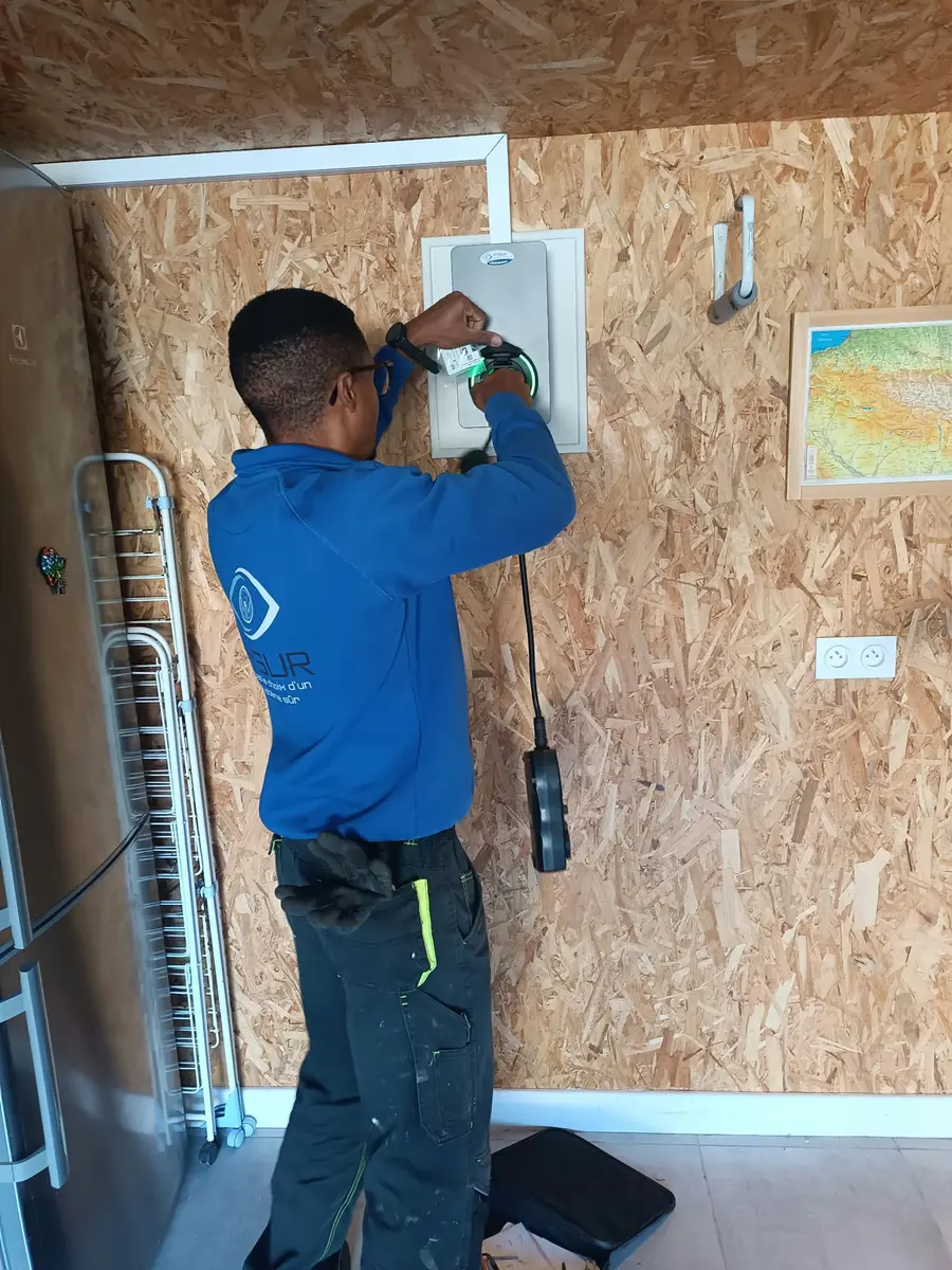 Électricien SYSUR pendant l'installation et la mise en service d'une borne de recharge Autel