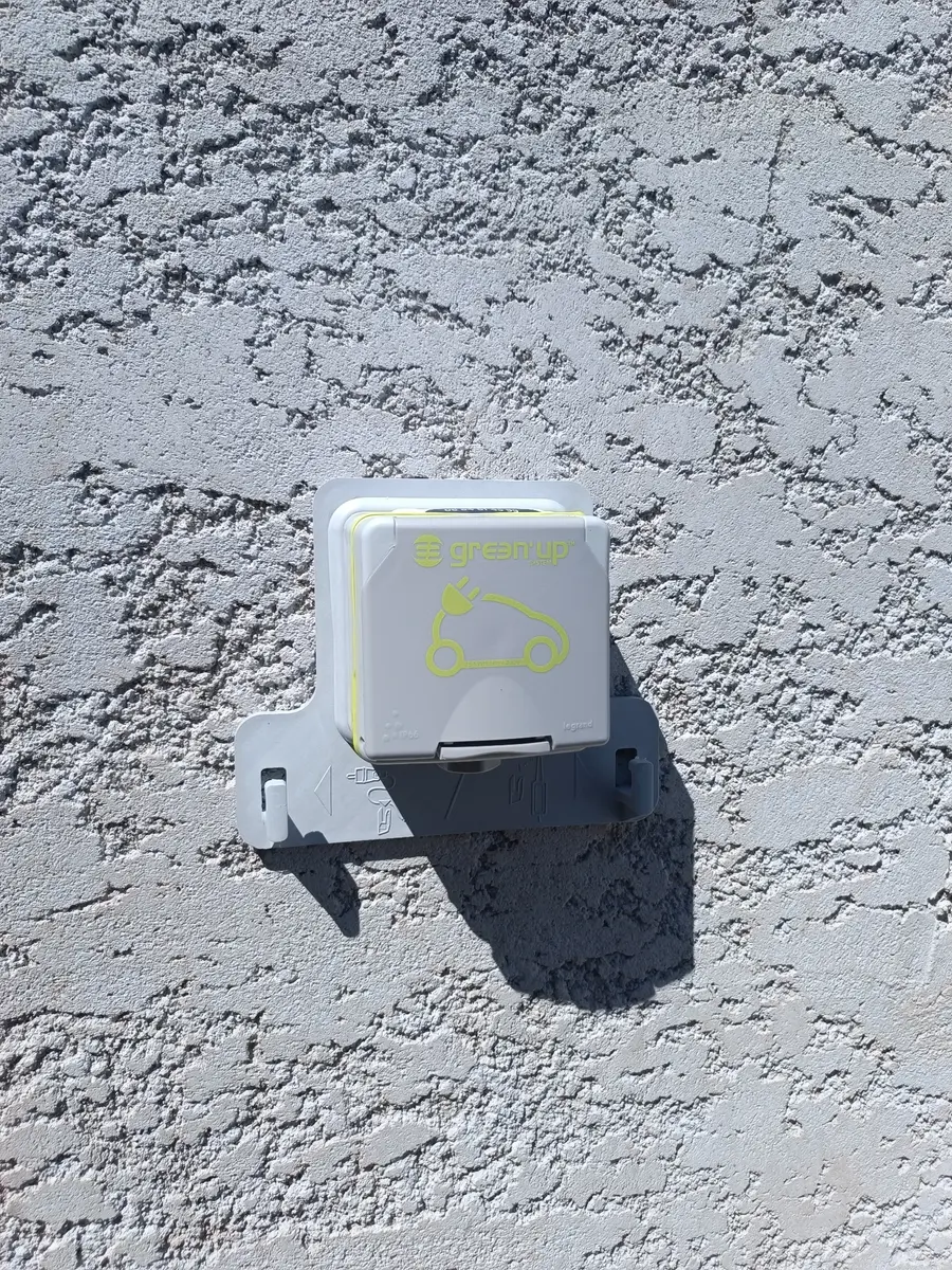 Prise renforcée Legrand Green'up installée pour la recharge sécurisée d'un véhicule électrique