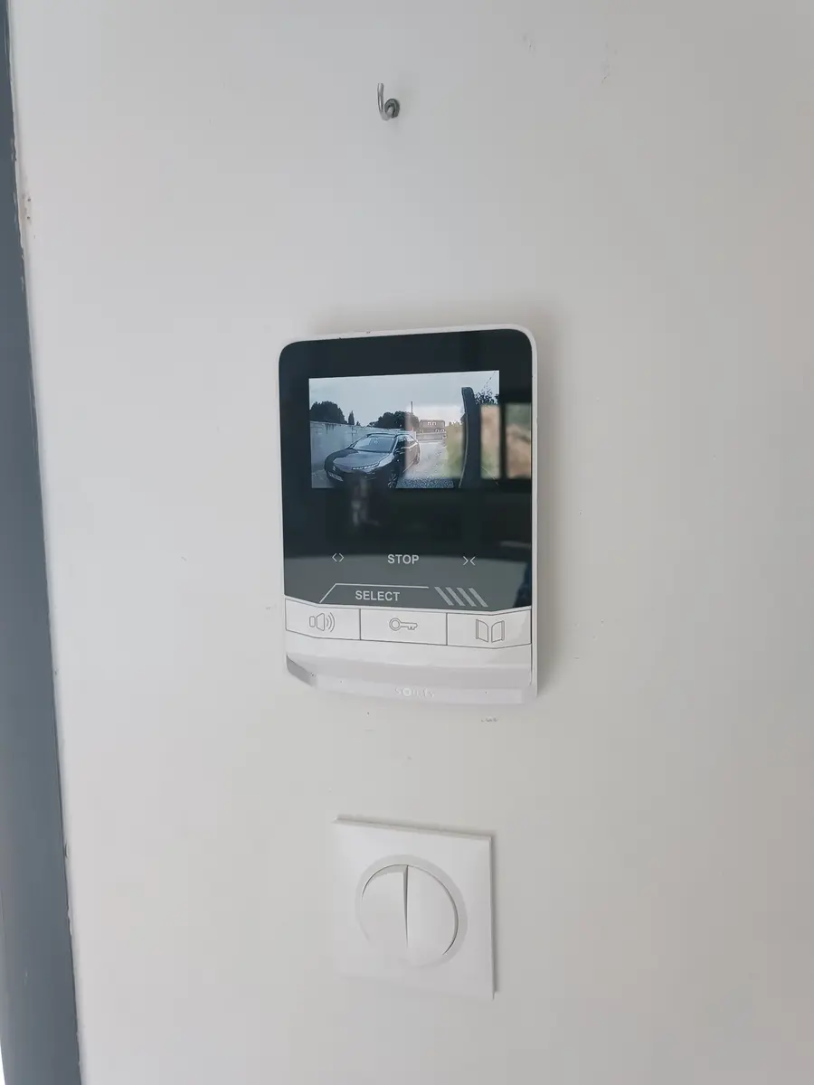 Moniteur de visiophone Somfy installé par SYSUR dans une habitation